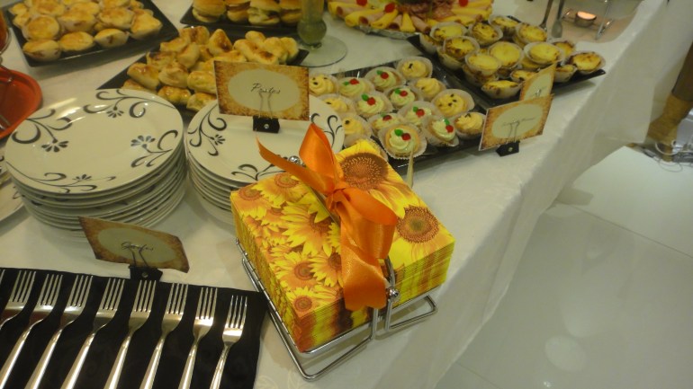 Guardanapos combinando com as flores.