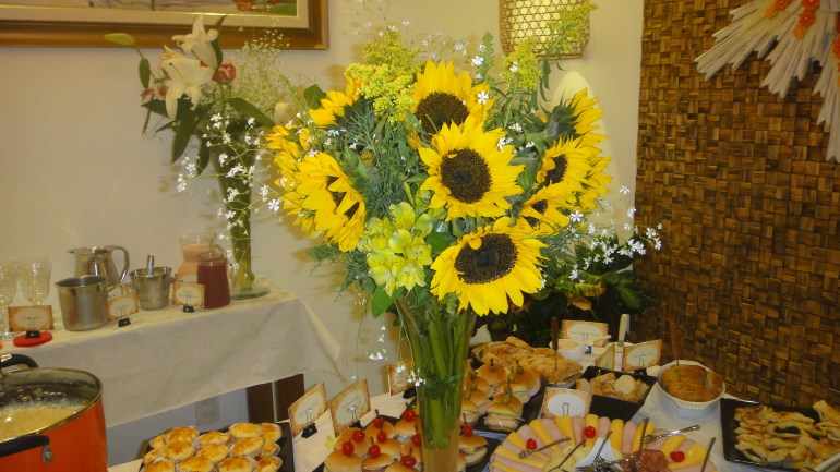 Meu arranjo de girassóis. O feirante foi nota 10. conseguiu flores lindas!