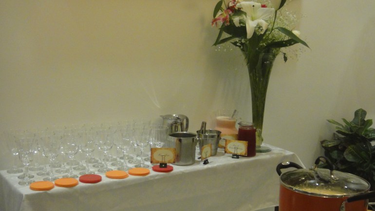 Não resisti quando vi na feira. Montei um arranjo de lírios e mini orquídeas. Já nas bebidas o suco de cenoura, laranja e beterraba do hortifruti fez sucesso.