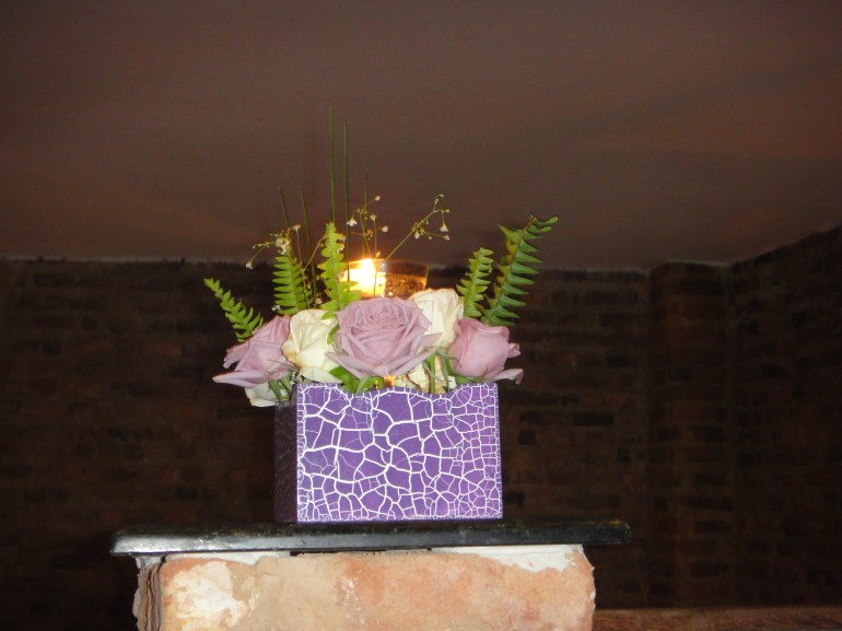 Caixinhas pintadas com técnica craquelê. Serviram também de arranjos centrais.