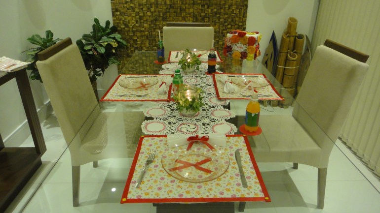 Mesa simples, mas alegre.