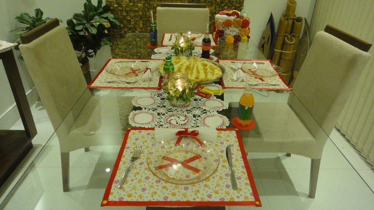 Pizza na mesa! Sirvam-se.