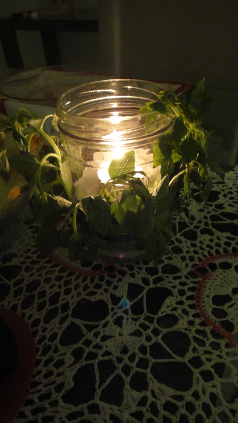 Potes de palmito enfeitados com manjericão.