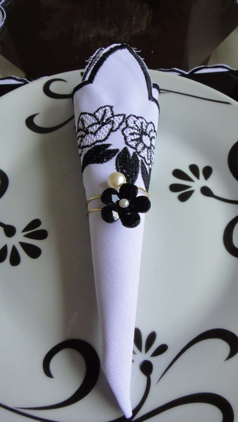 Guardanapo bordado. Combinou com os pratos.