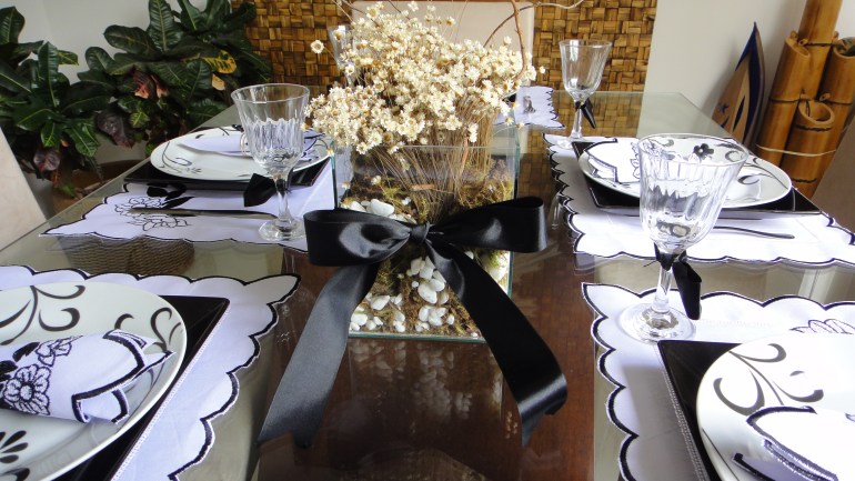 Gosto de flores naturais, mas o arranjo artificial até que ficou bonitinho.