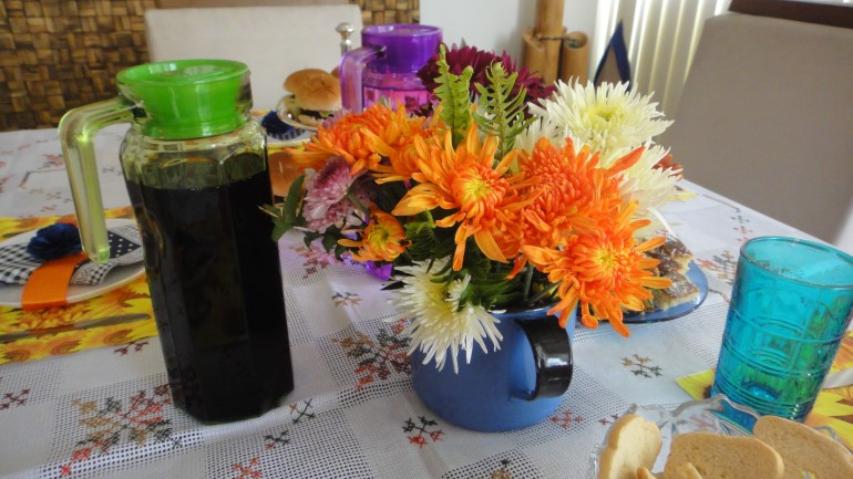 Arranjo de flor natural em leiteira colorida