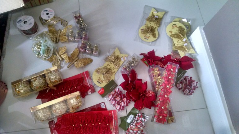 Enfeites dourados e vermelhos.