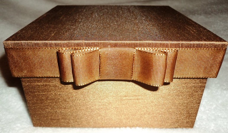 caixa dourada tope