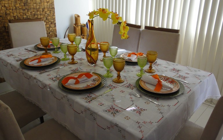 mesa em verde e palha