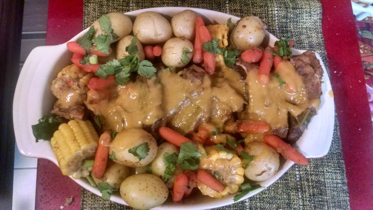 Carne assada enfeitada com legumes