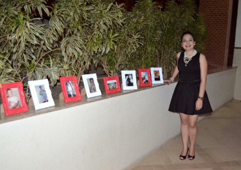 quadros na entrada da festa