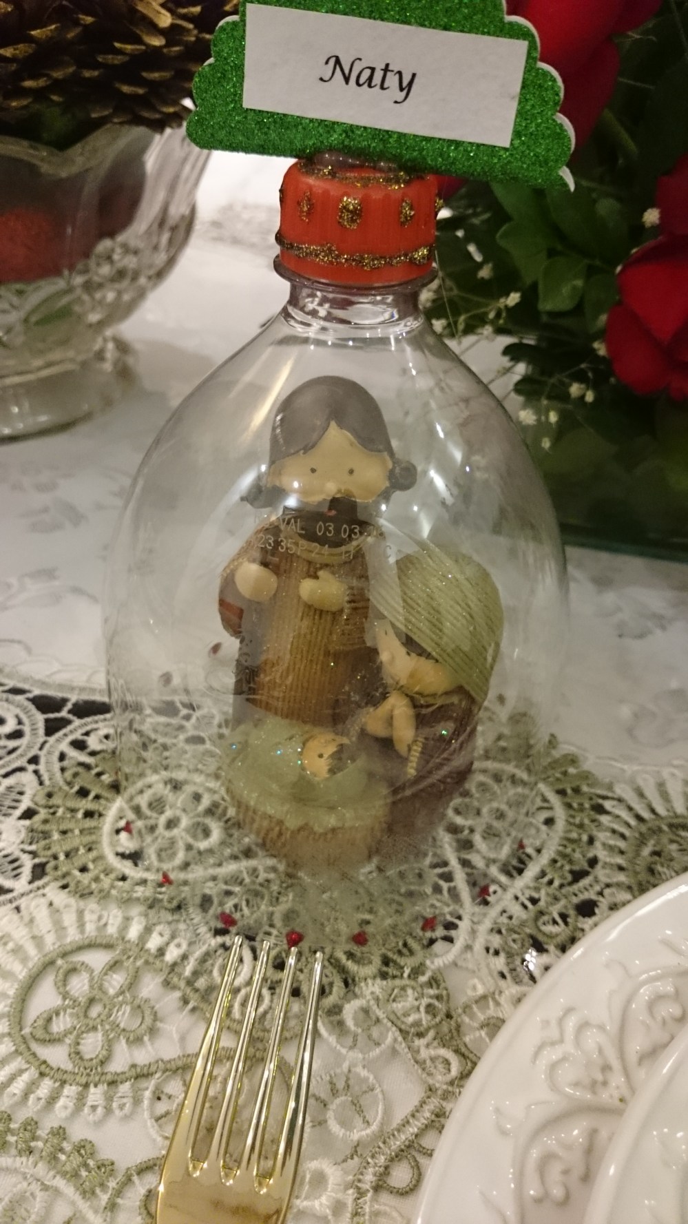 marcador de lugar com garrafa pet