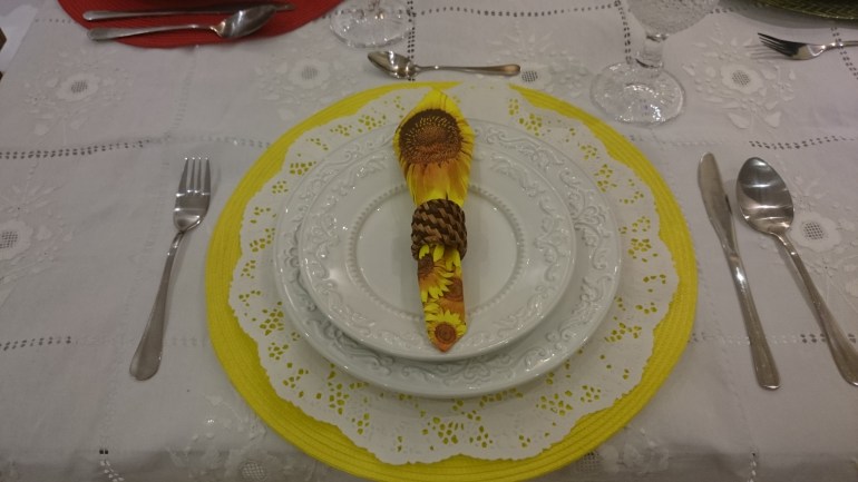 mesa sousplat amarelo