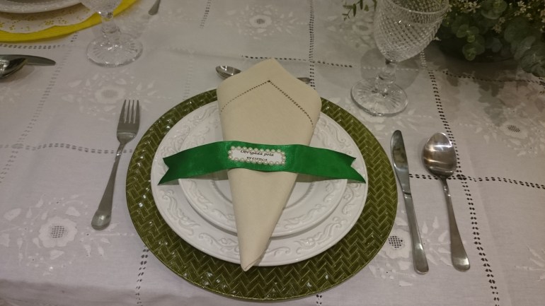 mesa verde com fitas